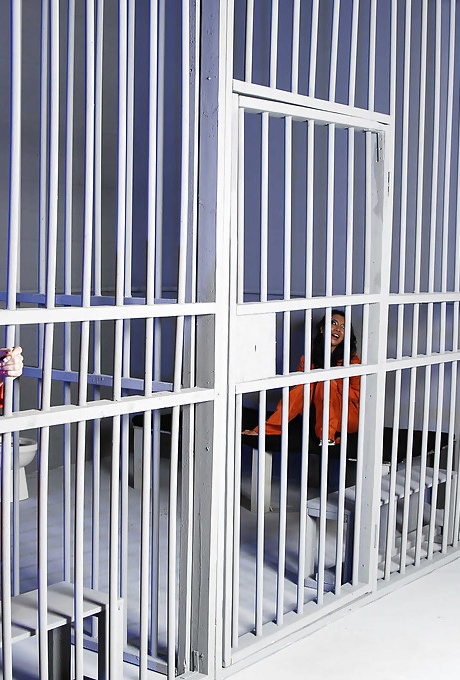 Потрясающую азиатскую жену Асу Акиру изнасиловали офицеры в тюрьме 1