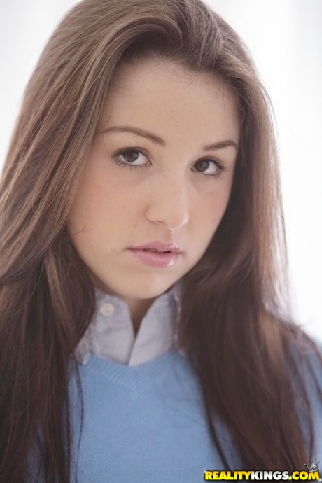 Симпатичная латиноамериканская школьница Лола Фокс демонстрирует свои соблазнительные изгибы 4