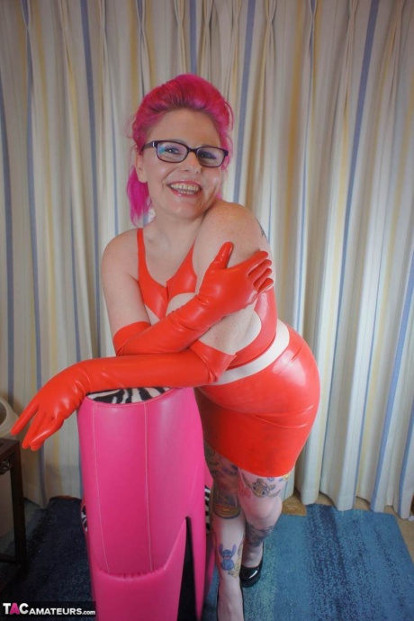 Любительская модель Молли Фокс освобождает свои большие сиськи и попку от латексной одежды 2