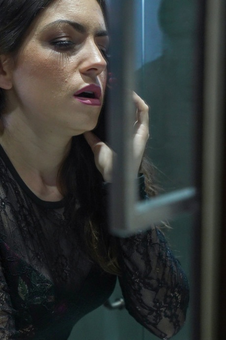 Красивую жену Валентину Беллуччи мужчина раздевает догола перед тем, как они трахаются 2