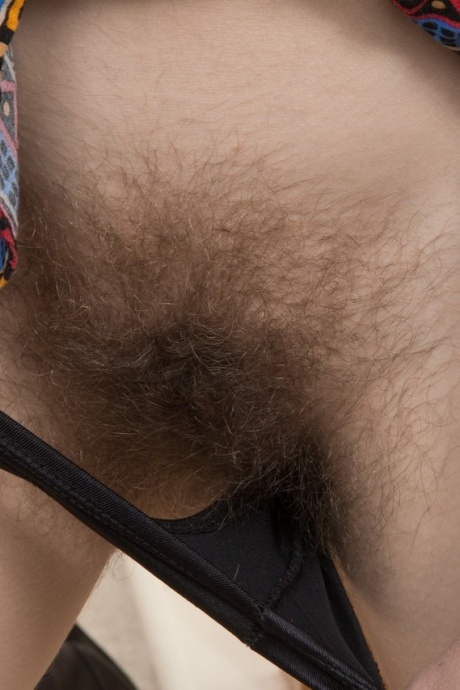 Любительская соло-девушка с большой натуральной грудью обнажает свою волосатую вагину 7