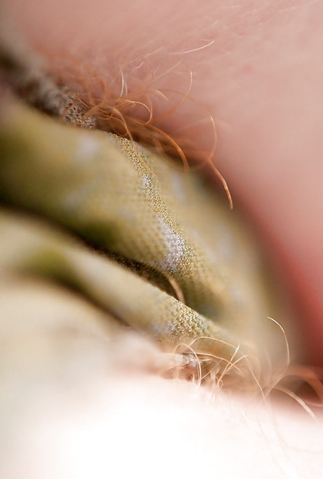 Рыжеволосая панк-цыпочка Айседора ласкает все натуральные сиськи и пальчиками волосатую пизду 9