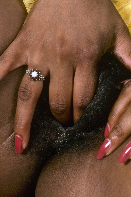 Симпатичная чернокожая девушка брызжет спермой на свое лицо после секса ММФ с белыми мужчинами 6