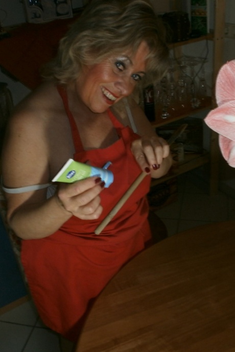 Возбужденная Ома Каро ублажает свою киску деревянной ложкой и огурцом 5