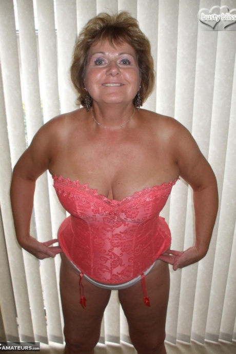 Пожилая грудастая любительница Блисс облизывает свои губы, работая без сексуального нижнего белья 9
