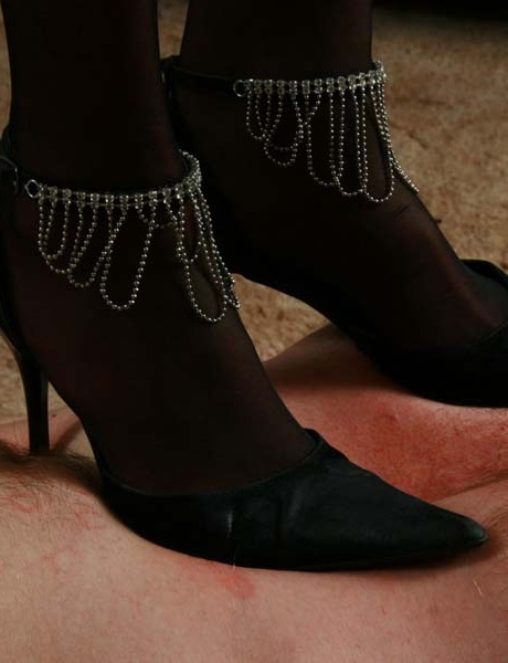 Доминирующая женщина пороет голого раба-мужчину за его плохую работу 7