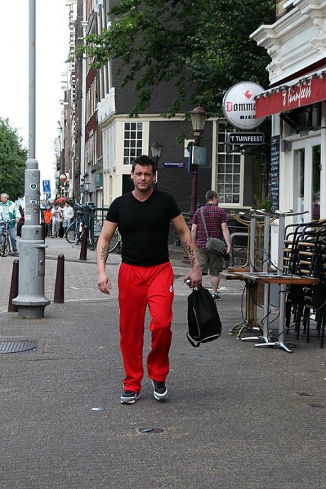 Русский секс-турист находит утешение с голландской секс-работницей в зоне красных фонарей 1