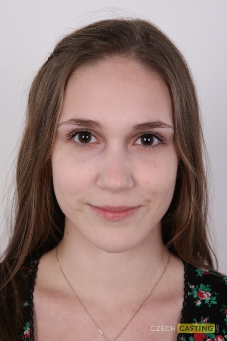 Девушка по соседству типа Клары снимает с себя одежду и ботинки, чтобы раздеться догола 1