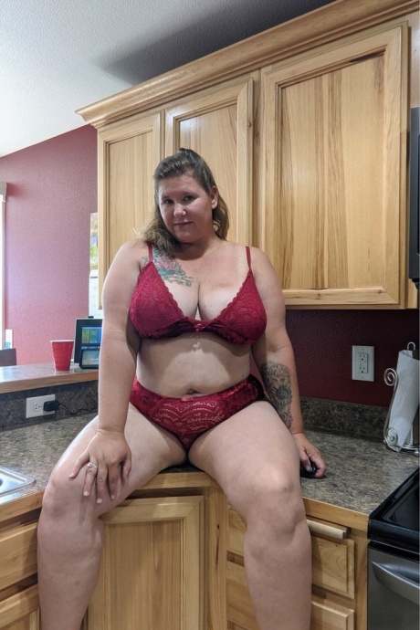 Грудастая любительница Крис Энн показывает свои большие сиськи и попку на своей кухне 4