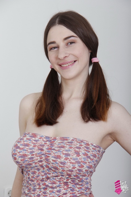 Молодую девушку с большими сиськами грудастую Клэри впервые трахают в попку 1