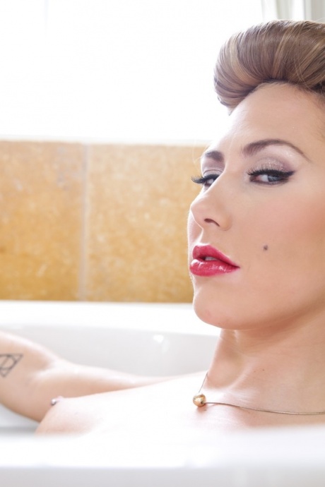 Фотомодель Картер Круз получает двойной трах после ванны с пеной 4