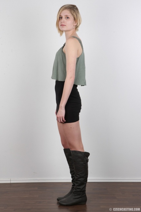 Блондинка-любительница из Чехословакии пробует себя в роли обнаженной модели 3
