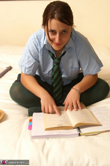 Непослушная школьница Кимберли Скотт читает непристойности и мастурбирует свою молоденькую киску 1