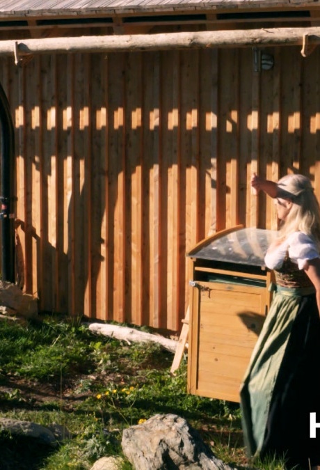 Грудастая пожилая блондинка Марина Монтана отдает свою проколотую киску наблюдателю за птицами 1