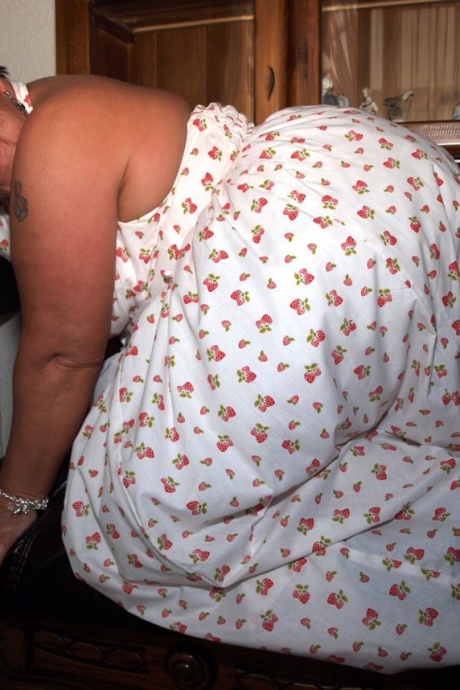 Веселая зрелая WarmSweetHoney нагибается под юбкой в трусиках и обнажает огромные сиськи 5