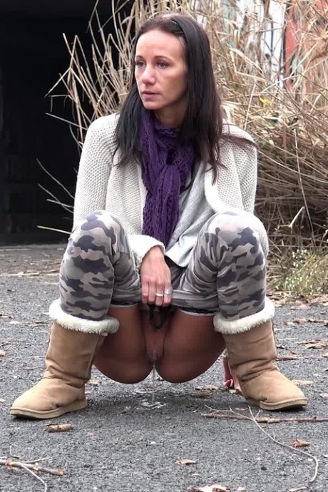 Эвелин Нил стягивает леггинсы, чтобы пописать 3