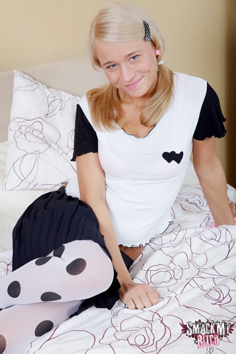 Молодо выглядящую блондинку трахают в жопу с ее волосами, заплетенными в косички 1