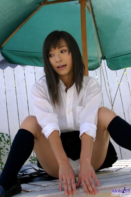 Японская студентка Кахо обнажает свое великолепное тело, переодеваясь после школы 2