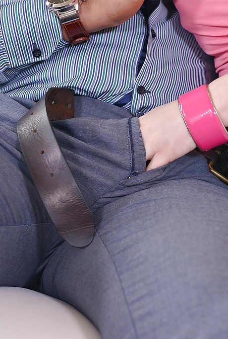 Европейская милфа Лючия обожает трахаться с бурундуком во время межрасового минета 1