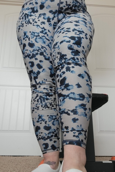 Тучная любительская грудастая Крис Энн раздевается догола во время тренировки дома 6