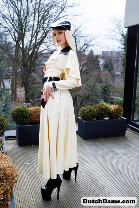 Горячая блондинка сверкает латексными подвязками, моделируя на открытом воздухе в резиновом наряде 6