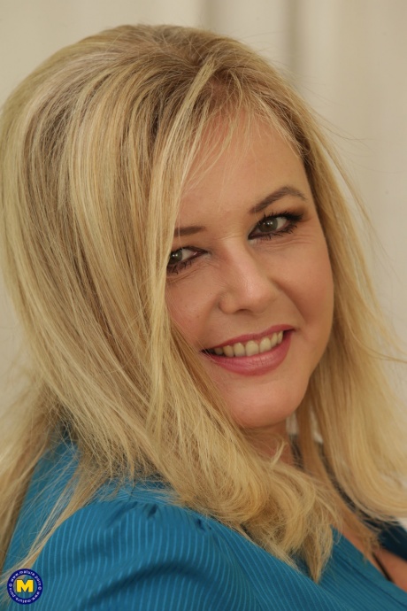 Полная домохозяйка играет со своей киской после раздевания до чулок 1