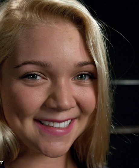 18-летняя блондинка мастурбирует, пока ее трахает секс-машина 3