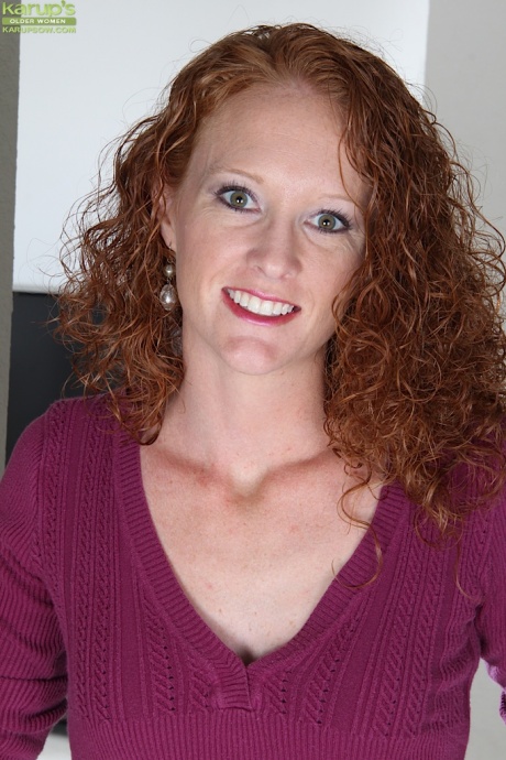 Зрелая цыпочка Анде показывает свое худенькое тело и стройные длинные ноги 1