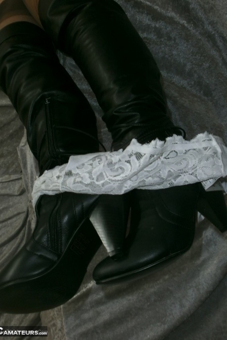 Зрелая дама по соседству в черных сапогах Каро использует огромный фаллоимитатор в своей волосатой пизде 6