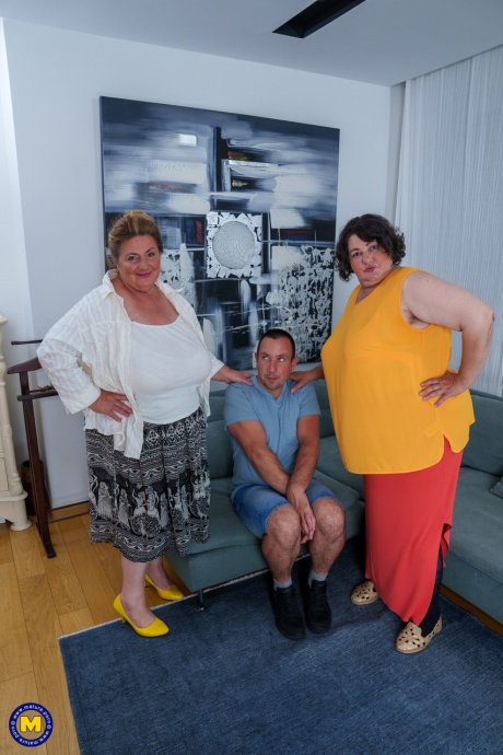 Патологически тучные зрелые женщины занимаются сексом втроем с молодым мужчиной 1