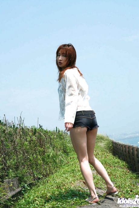 Симпатичная азиатская красотка с аккуратной попкой раздевается и раздвигает ноги 3