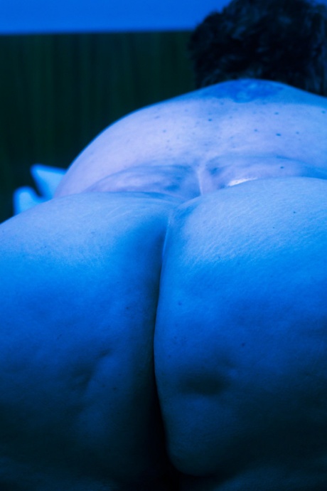 Тучная пожилая женщина мисс Дерзкая Чистюля выставляет свою массивную задницу на всеобщее обозрение 10