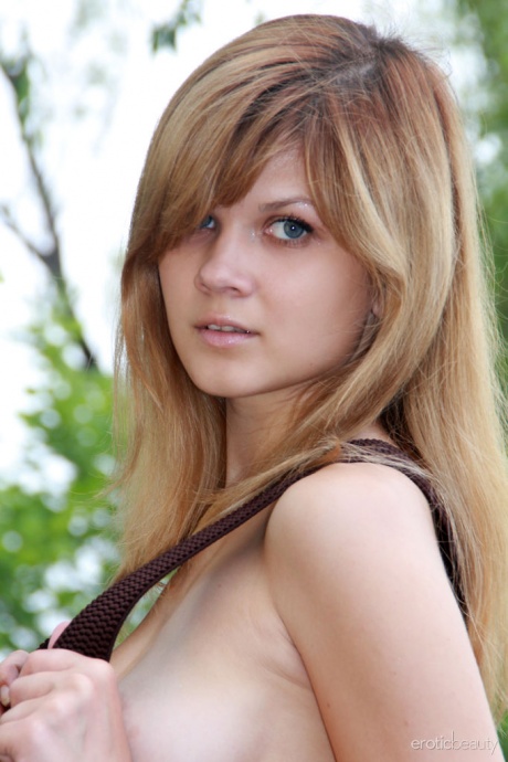 Милая девочка-подросток Агни А снимает подтяжки и джинсовые шорты для позирования обнаженной 3