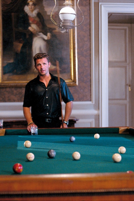 Темноволосая шлюха получает капающую сперму на похабном групповом сексе за бильярдным столом 2