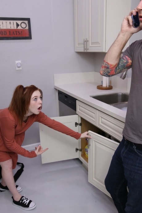 Молодая рыжеволосая Мади Коллинз вытирает сперму со своего подбородка после жесткого траха 3