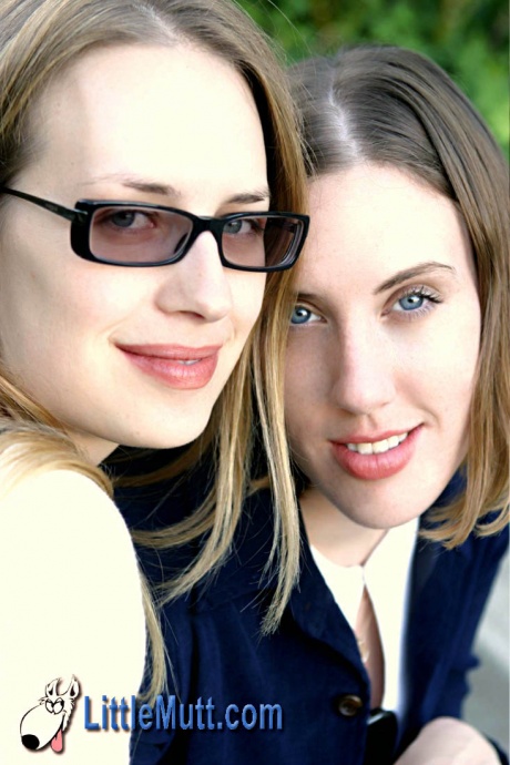 Молодые лесбиянки Холли и Лейла раздеваются во время секса 1