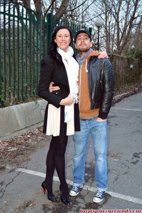 Высокую женщину трахает большой пенис в черных нейлоновых чулках и туфлях на красной подошве 1