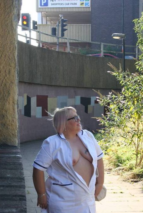 Толстая пожилая медсестра Лекси Каммингс обнажает себя, прогуливаясь по тротуару 8