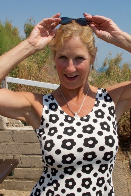 Зрелая блондинка Молли МИЛФ обнажает свои сиськи и нижнее белье на пляже 1