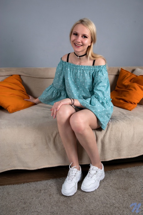 Молодая блондинка Лоиса полностью раздевается, прежде чем поиграть со своей безволосой киской 1