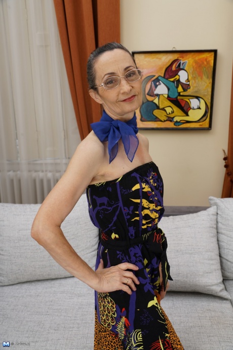 Возбужденная старая бабуля обнажает свое стройное тело для горячего траха по-собачьи 1