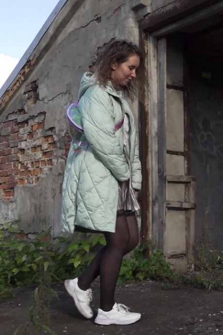 Белая девушка Рита мочится у заброшенного здания, срезая путь 2