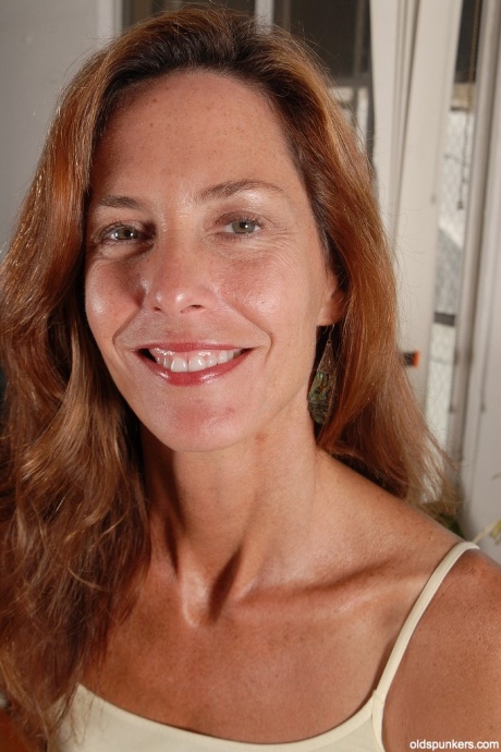 Зрелая Шерри снимает с себя одежду и играет с анальным отверстием 1