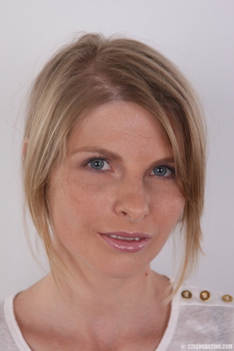 Любительская модель Анастасия стоит прямо, медленно полностью раздеваясь 1