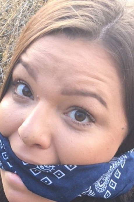 Полностью одетый толстяк расколот, с кляпом во рту и связанный веревкой в заросшем кустарником лесу 7