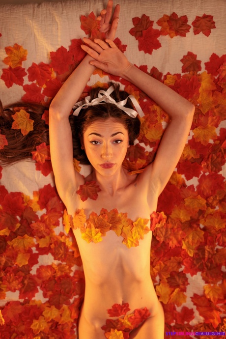 Худенькая молоденькая Тиана Блоу занимается сексом с длинным членом на диване 1