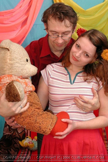 Молодо выглядящая рыжеволосая девушка держит плюшевого мишку перед сексом со своим парнем 10