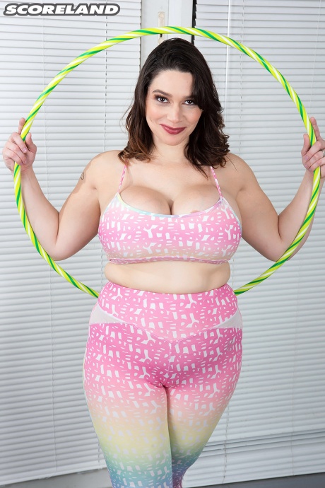 Большая девочка Бруклин Спрингвалли показывает свои искусственные сиськи и большую задницу во время тренировки 2