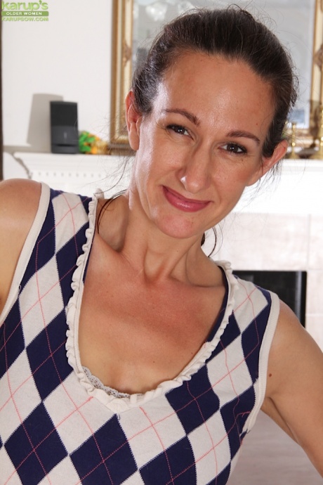 Дерзкая зрелая с отвисшими сиськами Женевьева Крест хочет достичь оргазма 4