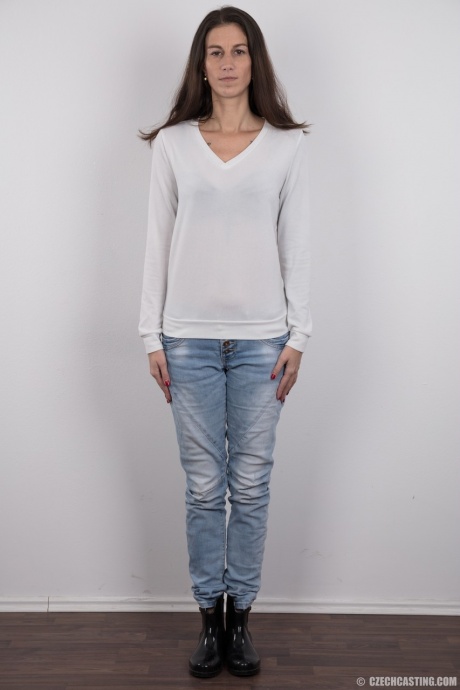 Татуированная женщина Альжбета впервые выставляет на всеобщее обозрение свое стройное тело 2